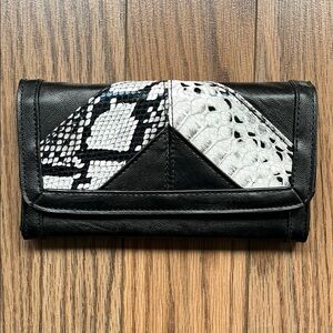STEVE MADDEN Black and White Snake Print Women's Clutch
